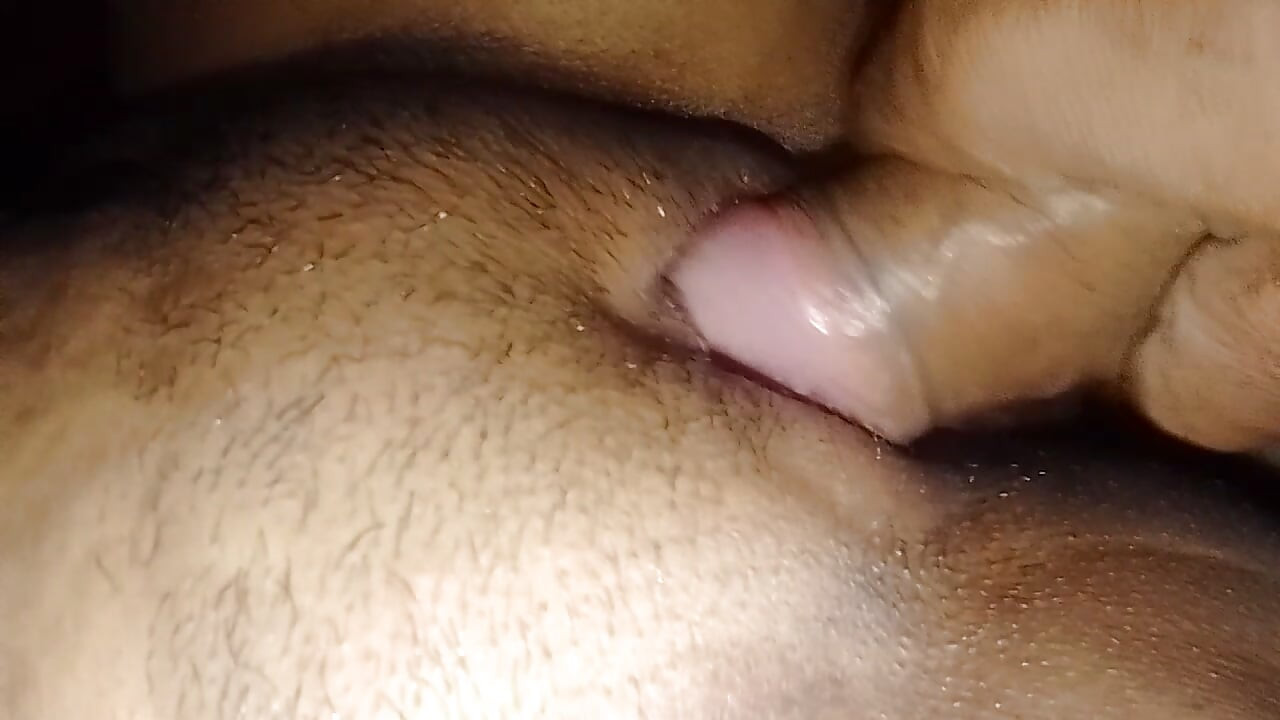 Hintli ateşli seksi üvey kız kardeş kocasının yatak odasında geceleri üvey erkek kardeşiyle