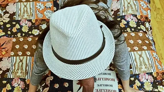 Şapkalı kızdan amatör yarak emiyor ve sert domaltıyor