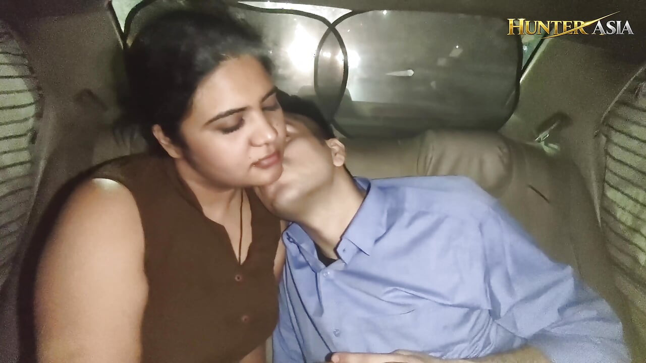 Hintli Orta Yaşlı Seksi Kadınla Arabada Parti Seksi