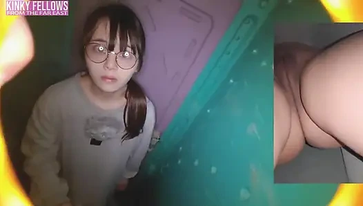 Doğal ve zengin güzellik, riskli geçici bir kabinin içinde sıcak ağız desteği sunarken kırılgan varis ısısı.