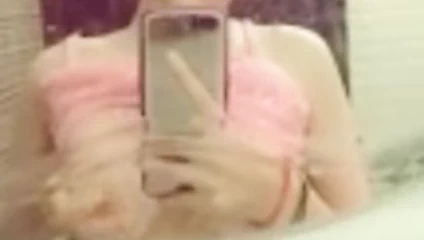 Tiktoker güzel göğüslerini gösteriyor.