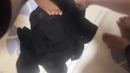 Erkek arkadaşı onu çok sert sikiyor ve yüksek sesle yaralıyor