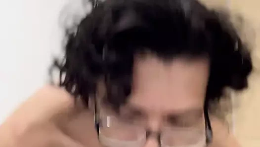 Okşuyor ve boşalıyor