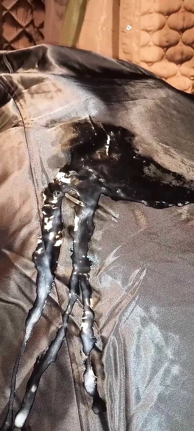 Siyah sahte kürklü kadının parlak astarı üzerinde spermimi boşalıyorum