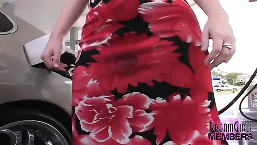 Tamamen doğal tatlı kız açık halka açık noktalarda çıplak