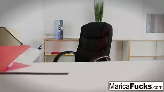 Seksi Asya marica kullanımları bir cam oyuncak üzerinde ona ıslak kedi