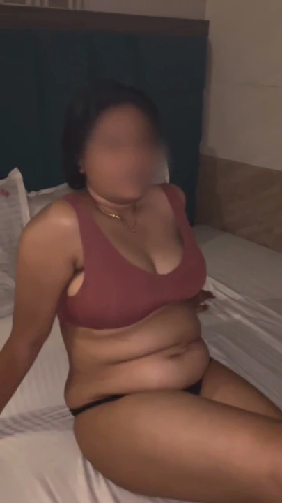 Bhabhi'yi kendi evinde bütün gece siktim | Klip 1