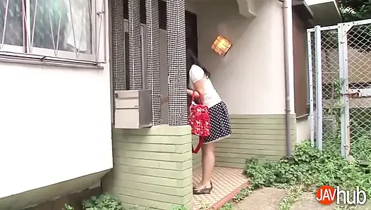 Ami işleri iyi yapması için amını kocasına sunuyor