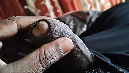 Elle muamele büyük yarağı sert bir şekilde oynuyor