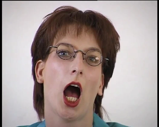 Büyük kadın koyar kalın yapay penis içinde onu ıslak delik