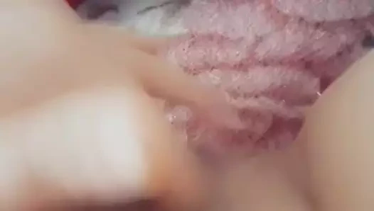 Fata asta se masturbeaza singura dimineata sub patura