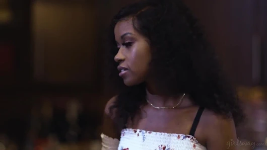 Girlsway - uzaylı Alex Coal tavşan Colby'nin bahçesinde çöküyor ve eve uçmak için amının enerjisine ihtiyacı var