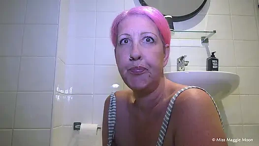 Bakış açısı üvey anne önlük ve lastik eldivenle temizlik yapıyor