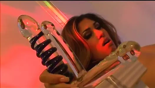 Bebek banyoda bir adamla sikişmeden önce cam dildoyla mastürbasyon yapıyor