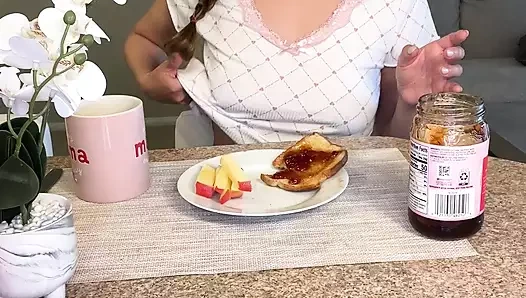 Amatör orta yaşlı seksi kadın kahvaltıda rol yapma teşhiri ve balı yapışkan memelere ve kıllı amına sürtüyor