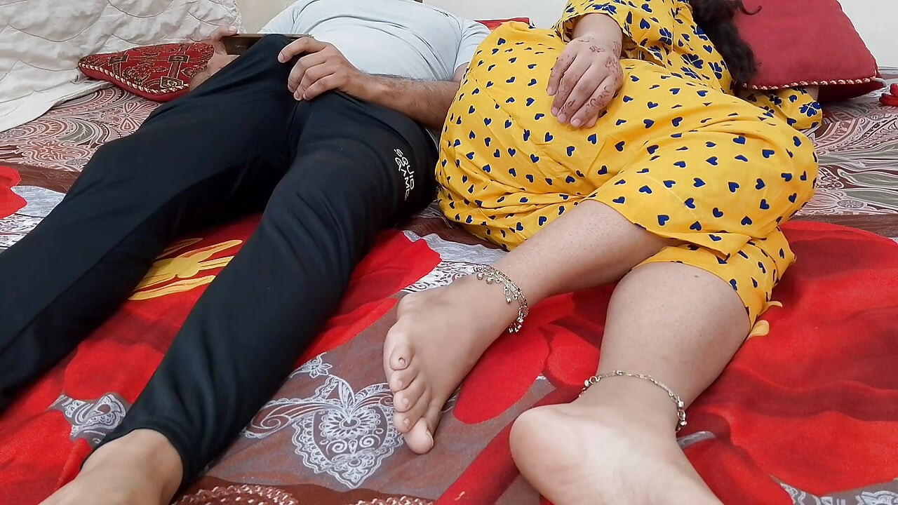 Hintli üvey anne ateşli üvey oğlunun mastürbasyon yapmasına yardım ediyor