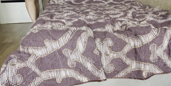 Şeffaf külotlu orta yaşlı seksi üvey anne ıslak amına mastürbasyon yapıyor