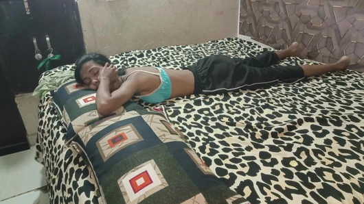 Üvey kız kardeş ve üvey baba ateşli anal sikişiyor