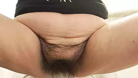 Orta yaşlı seksi kadın komşunun banyosunda işiyor ve mastürbasyon yapıyor