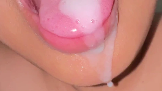 Annem banyodayken üvey babamın yarağını emiyor (asmr oral seks akşam yemeği ıslak oral dölleme)