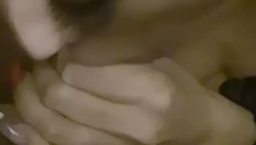 Hamile, iyi para için kocamın arkadaşını emiyorum