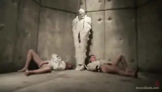 Hasta ve hemşire sadist doktor ve 10 inçlik yarağı tarafından hırpalanıyor ve götten sikiliyor