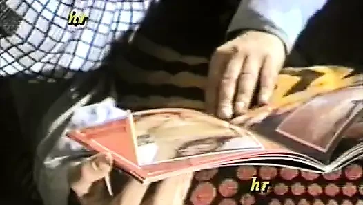 Şehvetli çift 90'ların amatör porno videosunda gösteriş yapıyor - seks