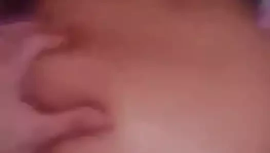 Sert bir köpek gibi alınan seksi bebek