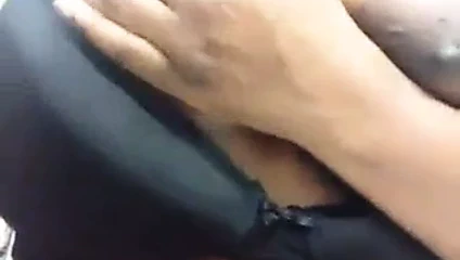 Abanoz göğüsler ile büyük areolas