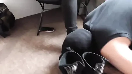 Sahibe Ronja'nın çorap koklama, koklama eğitimi