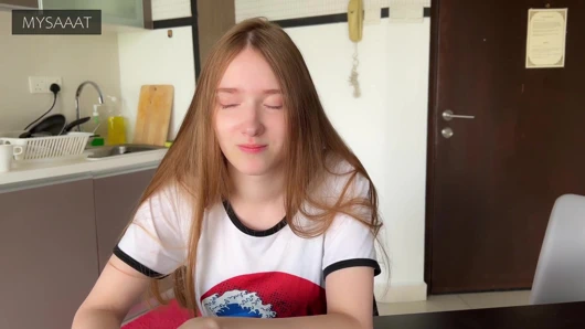 Üvey kız kardeş satrançta kayboldu ve amına iki kez boşalıyor