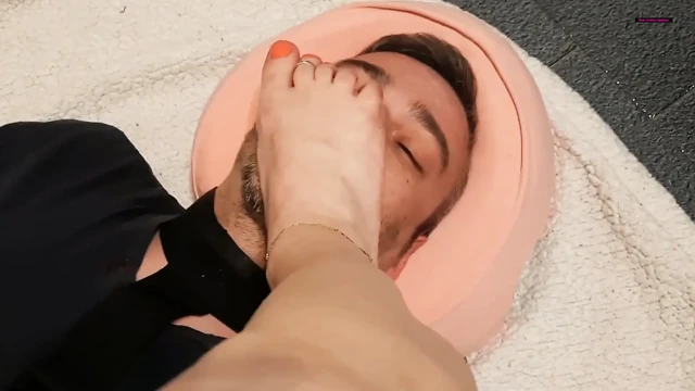 Lezzetli ayaklarım tarafından itaatkar!