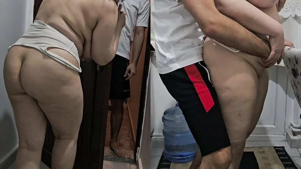 Su Getiren Adama Çıplak Kapıyı Açıyor