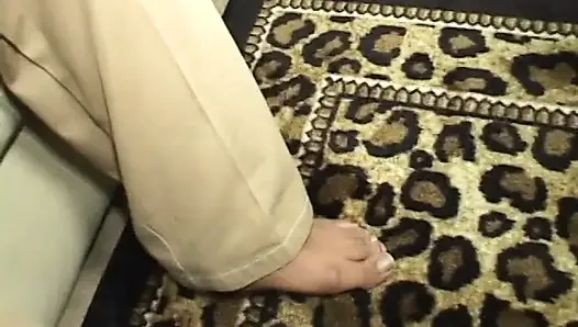 Azgın beyaz iri güzel kadın ıslak amcığı siyah bir adam tarafından sert sikilirken inliyor