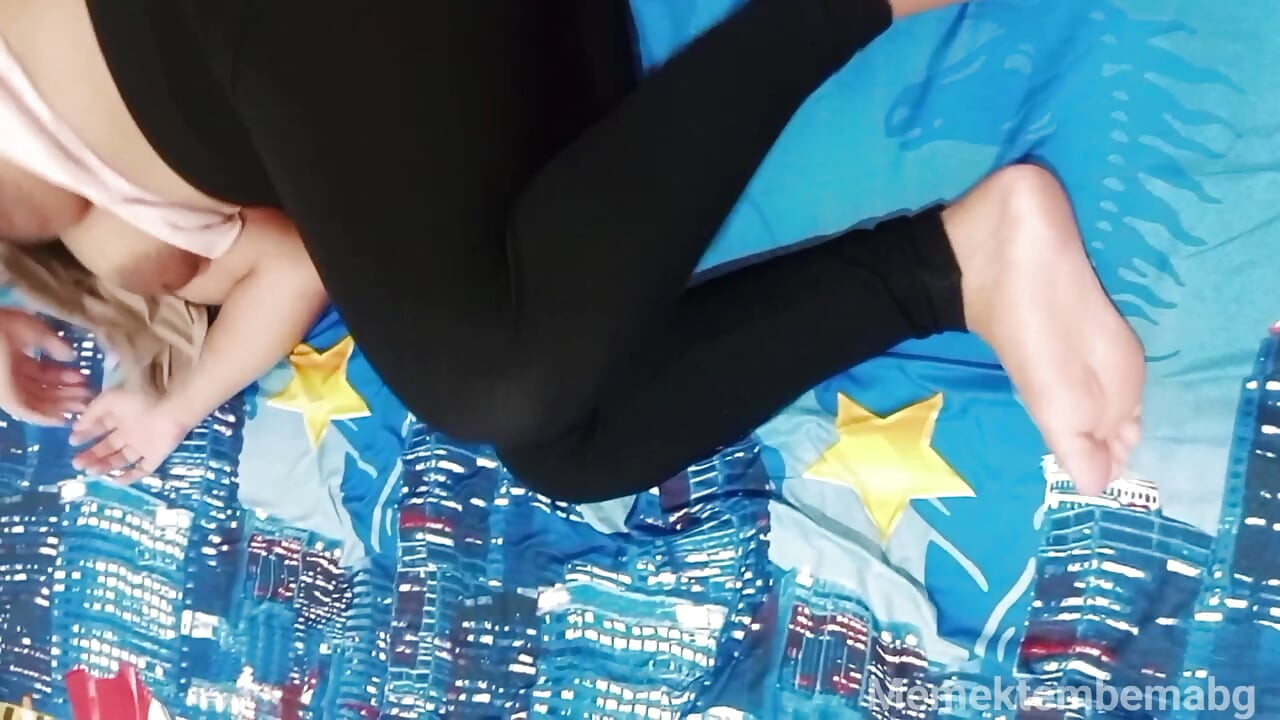 Seksi ve tombul kız jilbab iç çekiyor