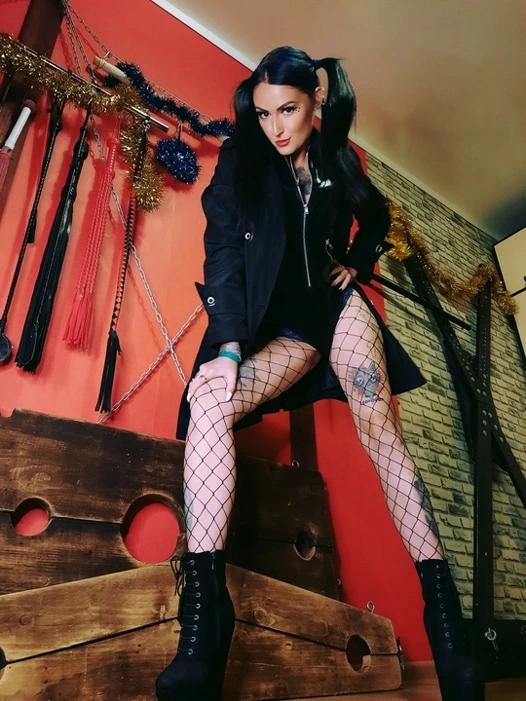 Dominatrix ve takma yarak