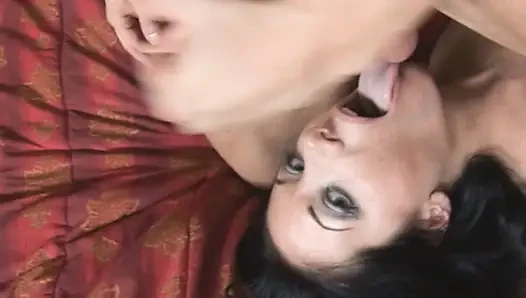 Olgun esmer ıslak amcığını derin darbeler için yalvarıyor