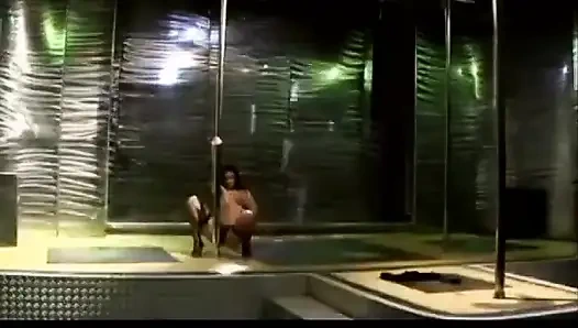 Latina se burla de la pole y toma polla