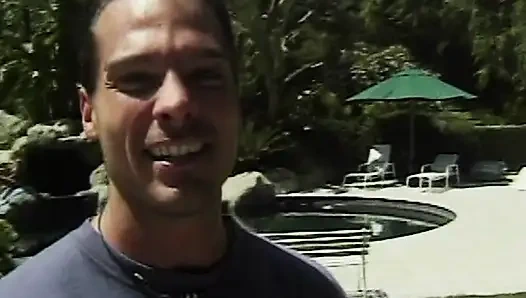 Межрасовая студенческой вечеринка с бассейном