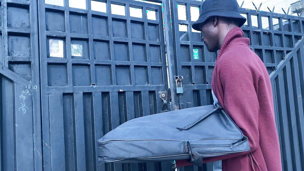 Pizzacı genç tatlı amcığı sikiyor