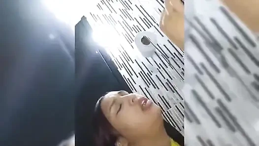 Arkadaşım uzun süre onu evime davet ettim ve banyoda kirli şeyler yaptık ve sonra yatağa gittik