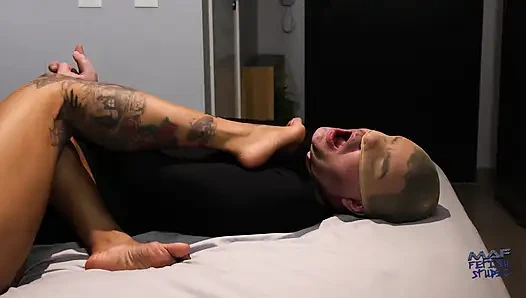 Seksi mibby sert ayaklarıyla bir adamı disipline ediyor!