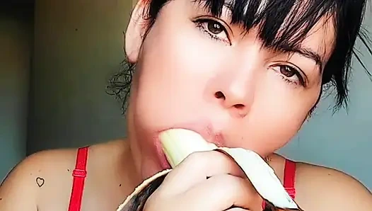 Genç kız muz, derin boğaz üzerinde sakso eğitimi alıyor