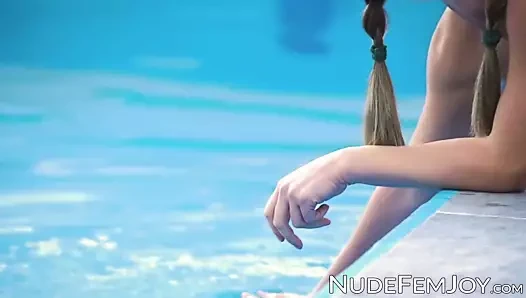 şehvetli bebeğim gösteren onu ince vücut kapalı içinde yavaş mo