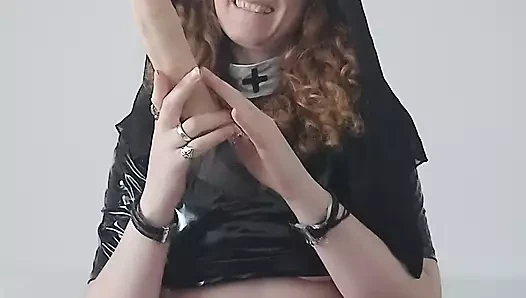 Vinyl'de hırçın bir rahibe kılığına girdi