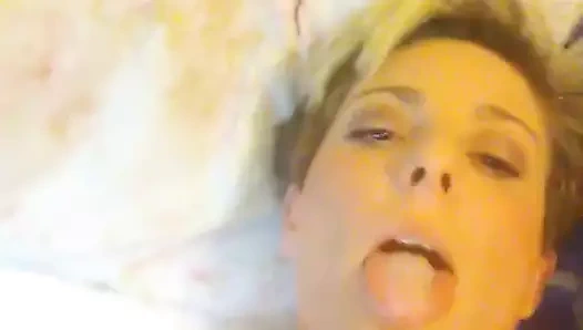 Ateşli sarışın orta yaşlı seksi kadın amıyla oynuyor