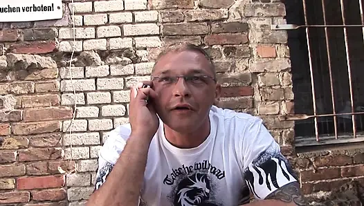 Seksi Alman kaltak açık havada sikiştikten sonra döl yiyor