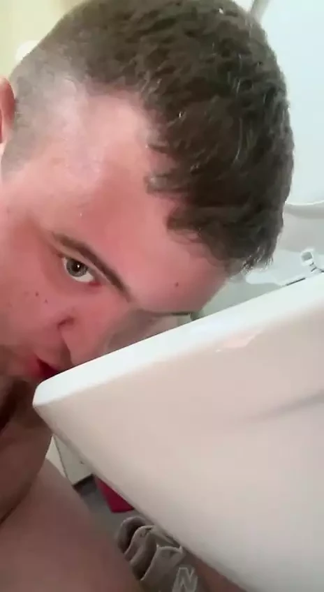 Тупая толстая рабыня лижет туалет.