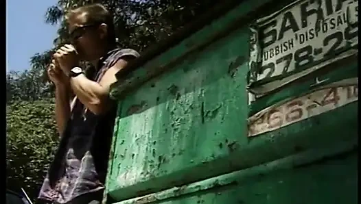 Esmer kadın açık havada sikişmeden önce amını yedirmeyi seviyor