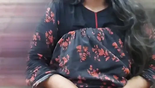 Jija sali ateşli görüntülü görüşme memelerini ve sıkı amcığını gösteriyor